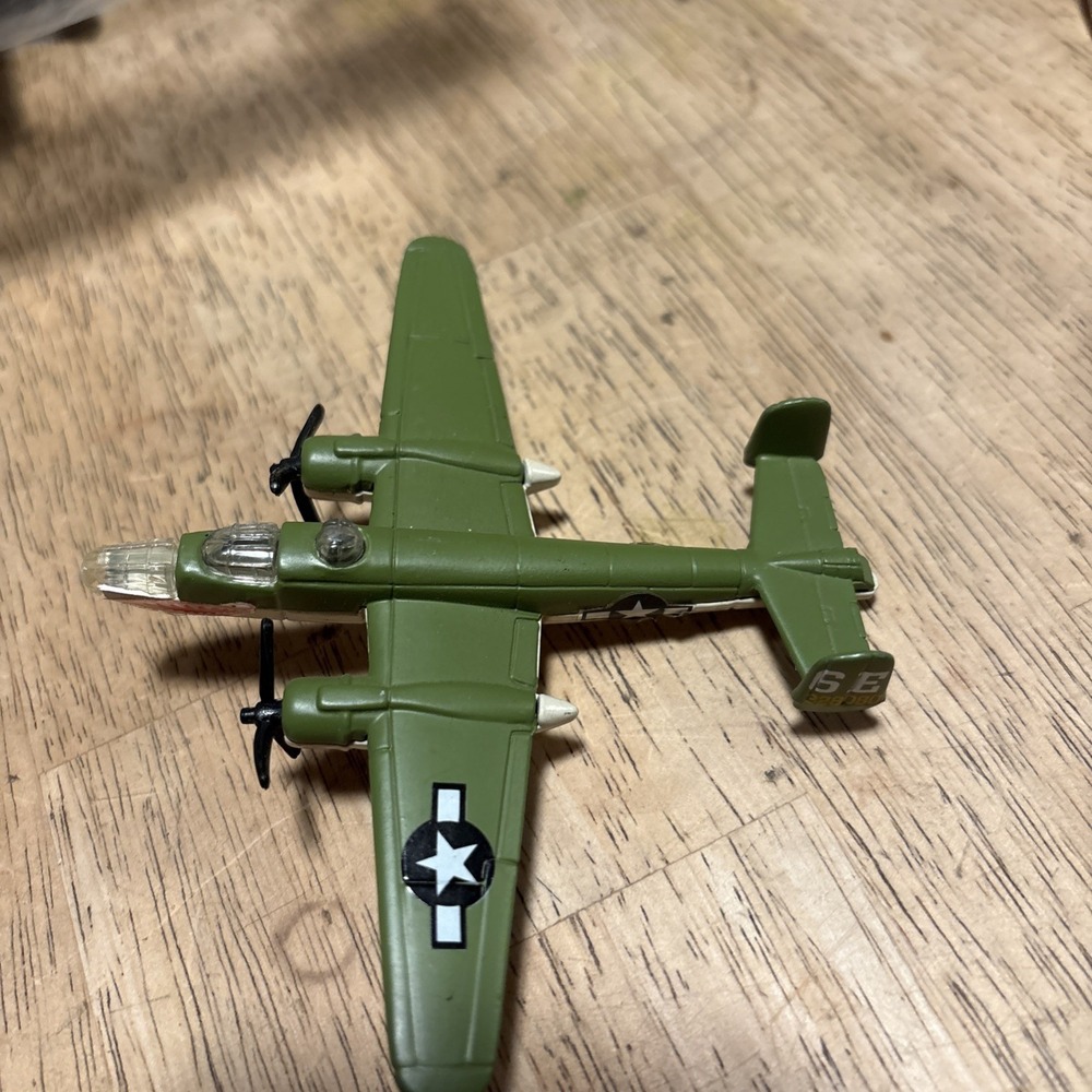 Maisto North American B-25J Mitchell Bomber Aircraft Diecast Model